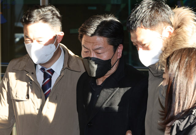 이태원 참사 부실대응과 정보보고서 삭제 의혹으로 영장이 청구된 경찰 간부 4명의 구속 전 피의자 심문(영장실질심사)이 열린 5일 오후 이임재 전 용산경찰서장(총경)이 서울서부지법을 나서고 있다. 연합뉴스