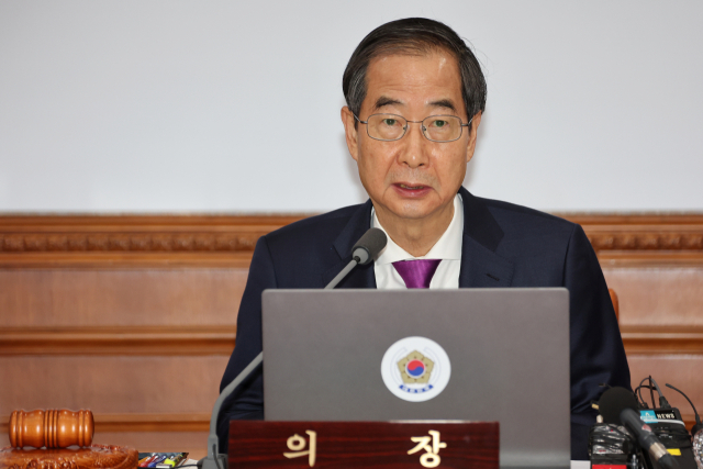 한덕수 국무총리가 8일 정부서울청사에서 열린 임시 국무회의를 주재하고 있다. 이날 한 총리 주재로 열린 임시국무회의에서 시멘트에 이은 추가 업무개시명령을 심의할 예정이다. 연합뉴스