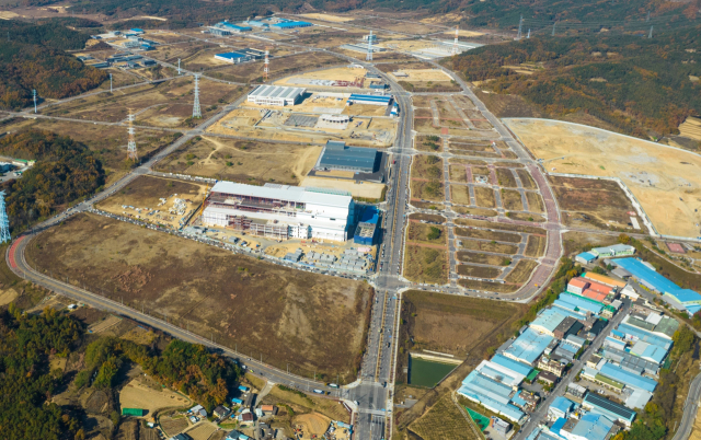 ㈜LG BCM 공장(가운데 흰색 건물) 신축 공사가 한창인 구미 5국가산업단지 일대 전경. 매일신문 DB