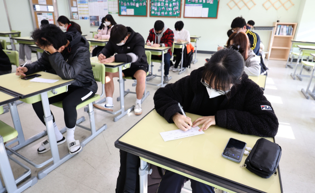 18일 오전 서울 영등포구 선유고등학교에서 고3 학생들이 전날 치른 2023학년도 대학수학능력시험 가채점표를 작성하고 있다. 연합뉴스