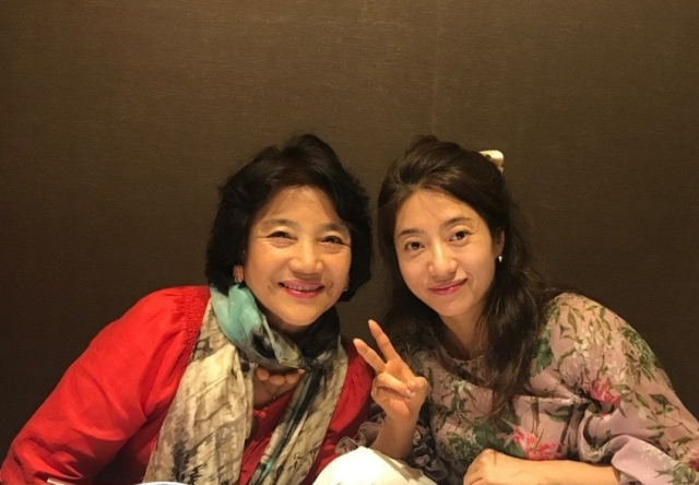 신혜영 갤러리윤선·아트플렉스 대표(사진 오른쪽)와 어머니 고 김윤선(사진 왼쪽) 씨가 함께 찍은 사진. 가족 제공.