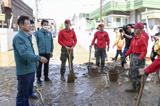 이철우(사진 왼쪽) 경북도지사 등 경북도 관계자들이 태풍 힌남노 피해지역인 포항시 남구 대송면 주택가를 점검하고 있다. 경북도 제공