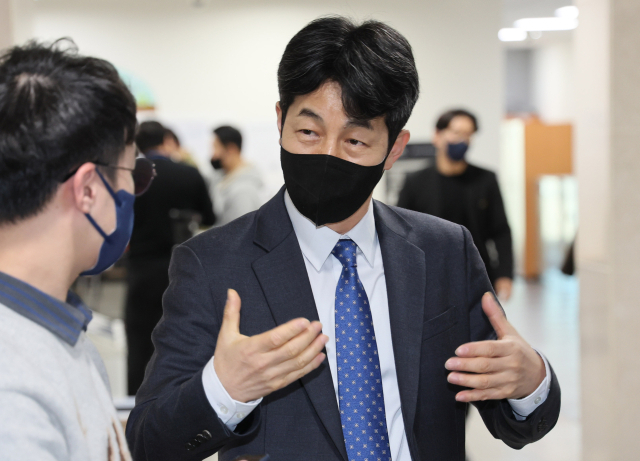 더불어민주당 윤건영 의원이 1일 오후 국회 소통관에서 문재인 전 대통령의 서해피격수사에 대한 공식입장문을 발표한 뒤 취재진의 질문에 답하고 있다. 연합뉴스