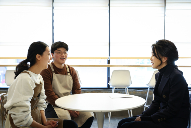 김건희 여사가 8일 오후 부산 카페 