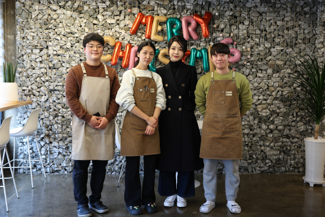 김건희 여사가 8일 오후 부산 카페 