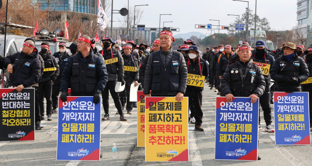 안전운임제 일몰제를 폐지 등을 요구하며 총파업 중인 민주노총 공공운수노조 화물연대본부(이하 화물연대) 관계자들이 7일 오전 세종시 정부세종청사 국토부앞에서 집회를 열고 있다. 연합뉴스