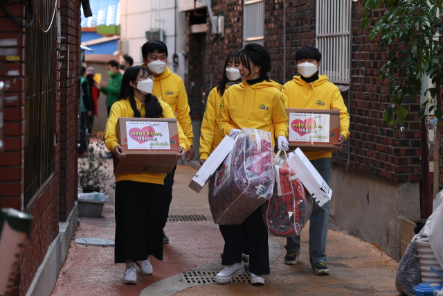 김건희 여사가 8일 부산 부산진구 새마을운동부산진구지회를 방문, 대학생 봉사자 등과 함께 쪽방촌에 전달할 생필품을 포장한 뒤 쪽방촌에 전달하고 있다. 연합뉴스