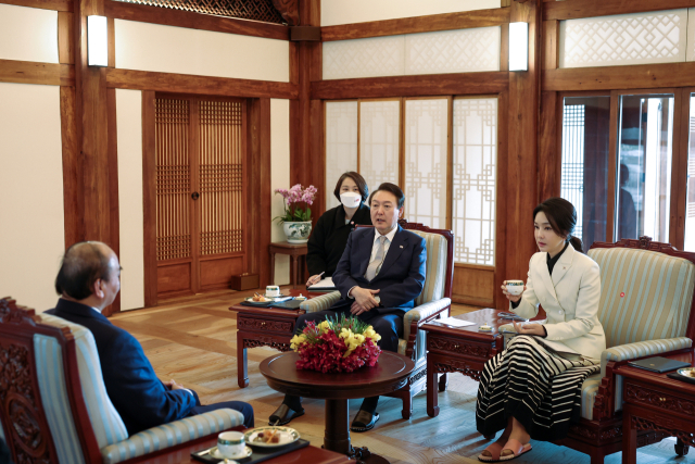 윤석열 대통령과 김건희 여사가 6일 오후 청와대 상춘재에서 응우옌 쑤언 푹 베트남 국가주석과 차담을 하고 있다. 연합뉴스