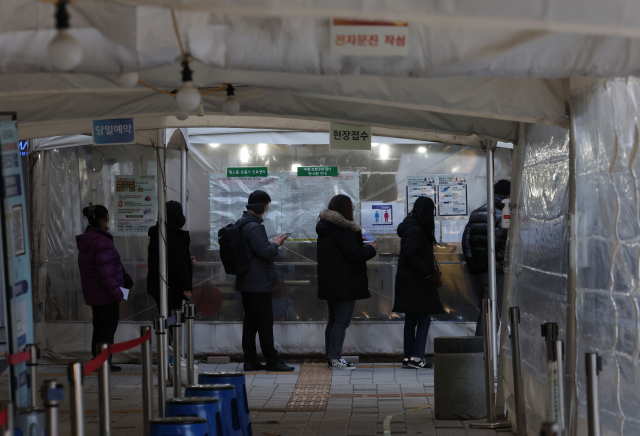 8일 오전 서울 마포구 보건소 코로나19 선별진료소를 찾은 시민들이 검사를 기다리고 있다. 연합뉴스