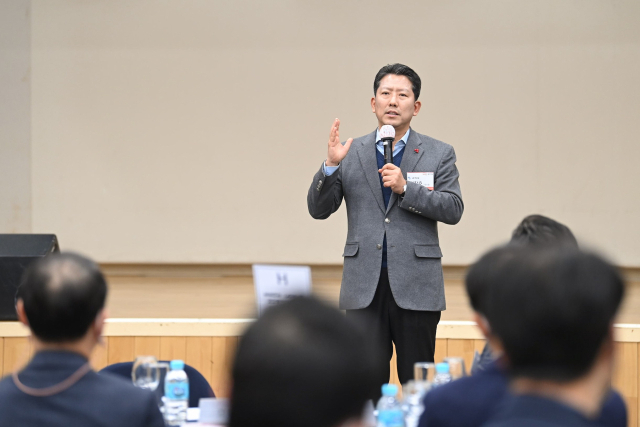 김장호 구미시장이 8일 구미코에서 지역 투자 기업인들과 소통 간담회를 갖고 있다. 구미시 제공