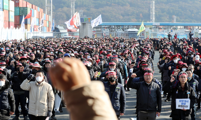 화물연대 총파업이 13일째를 맞은 지난 6일 부산 민주노총 조합원들이 부산 남구 신선대부두 앞에서 화물연대 총파업에 대해 정부가 내린 업무개시명령을 규탄하는 총파업·투쟁대회 집회를 하고 있다. 자료사진. 연합뉴스