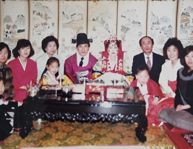 이현지 씨의 외삼촌 결혼식 때 가족이 모여 촬영한 사진. 왼쪽 세번째가 외할머니 고 박잠선 씨고 박 씨 앞 어린아이가 어린 시절의 이현지 씨. 가족 제공.