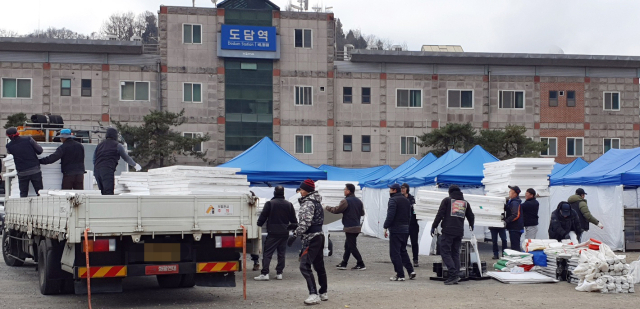 9일 낮 화물연대 충북본부 조합원들이 파업 철회 찬반투표 결과 발표를 앞두고 도담역 앞 숙영지를 정리하고 있다. 연합뉴스