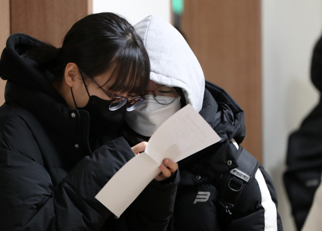 2023학년도 대학수학능력시험(수능) 성적표 배부일인 9일 강원 춘천여자고등학교에서 3학년 학생들이 성적을 확인하고 있다. 연합뉴스