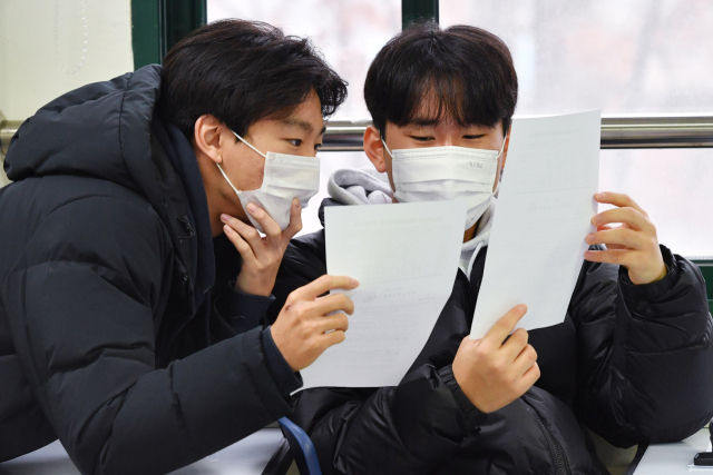 수능 성적 발표일인 9일 종로구 경복고등학교에서 수험생이 성적표를 보고 있다. 연합뉴스