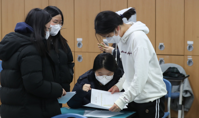 2023학년도 대학수학능력시험(수능) 성적 통지표 통지일인 9일 오전 경남 창원시 마산합포구 성지여자고등학교 3학년 4반 교실에서 성적표를 학생이 친구와 대화하고 있다. 연합뉴스