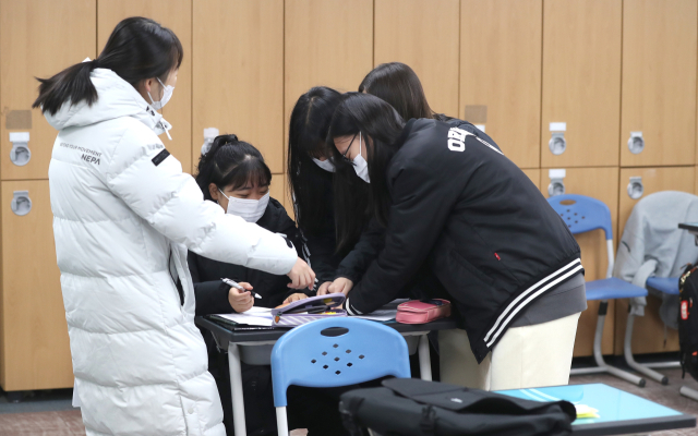 2023학년도 대학수학능력시험(수능) 성적 통지표 통지일인 9일 오전 경남 창원시 마산합포구 성지여자고등학교 3학년 4반 교실에서 성적표를 학생이 친구와 대화하고 있다. 연합뉴스