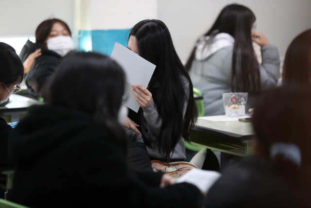 2023학년도 대학수학능력시험 성적표가 배부된 9일 대구 중구 경북여자고등학교에서 고3 수험생들이 자신의 수능 점수를 확인하고 있다. 연합뉴스