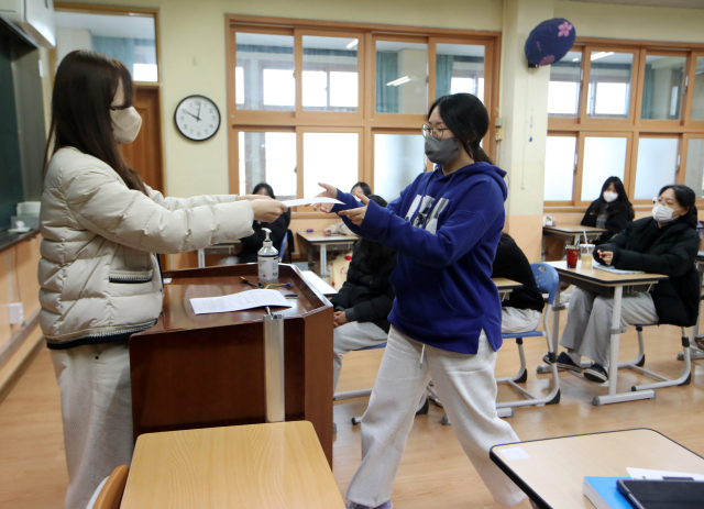 9일 오전 광주광역시 남구 동아여자고등학교에서 3학년 학생이 담임선생님으로부터 2023학년도 대학수학능력시험(수능) 성적표를 받고 있다. 연합뉴스