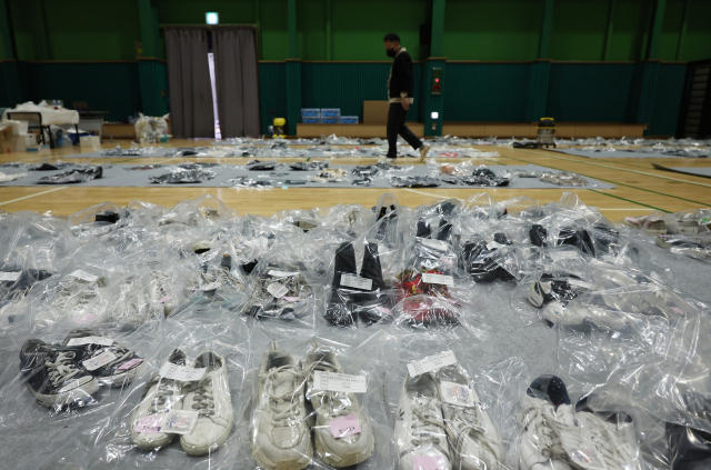 이태원 참사 현장에서 발견된 유실물들이 13일 서울 용산구 원효로 다목적체육관에 마련된 유실물 보관소에 놓여 있다. 경찰은 이날 오후 8시까지 유실물 센터를 운영한다. 연합뉴스