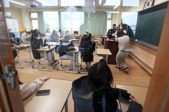 9일 오전 광주광역시 남구 동아여자고등학교에서 3학년 학생들이 담임선생님으로부터 2023학년도 대학수학능력시험(수능) 성적표를 받고 있다. 연합뉴스