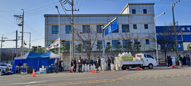 9일 오전 포항시 남구 오천읍 현대글로비스 사거리 인근에 화물연대 포항지역본부가 설치한 천막 농성장을 조합원들이 철거하고 있다. 독자 제공.