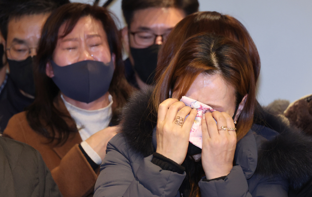 10일 중구 달개비에서 열린 이태원 참사 유가족협의회에서 참석자들이 눈물을 흘리고 있다. 연합뉴스