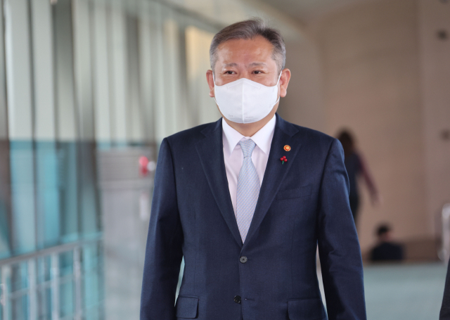 여야 예산안 협상이 막판까지 진통을 거듭하고 있는 가운데 9일 이상민 행정안전부 장관에 대한 해임건의안의 처리 여부가 예산안 처리에도 주요 변수가 되고 있다. 이날 오후 이상민 장관이 정부서울청사에서 개최된「제12회 지자체 생산성 대상」 시상식에 참석하고 있다. 연합뉴스