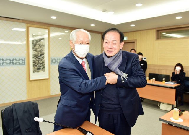 지난 10일 신현국 문경시장과 신영국 문경대학 총장(왼쪽)이 