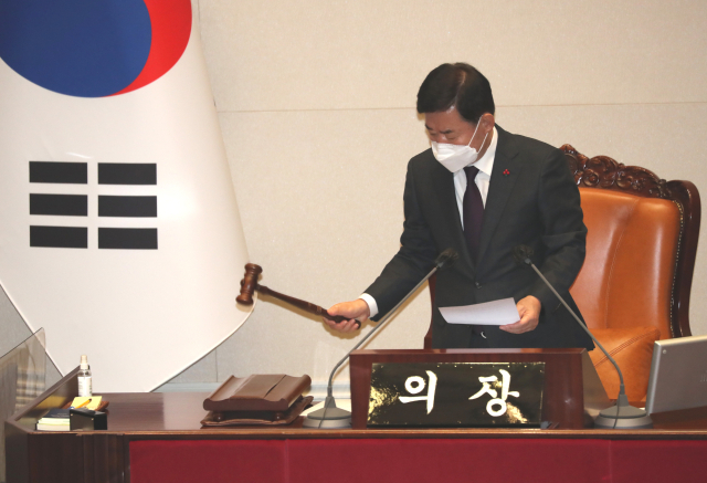 김진표 국회의장이 11일 오전 서울 여의도 국회에서 열린 본회의에서 국민의힘 의원들이 퇴장한 가운데 이상민 행정안전부 장관 해임 건의안 가결을 알리는 의사봉을 두드리고 있다. 연합뉴스