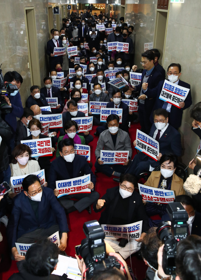 11일 국민의힘 의원들이 이상민 행정안전부 장관 해임 결의안 표결을 위한 국회 본회의에 항의하며 김진표 국회의장실 앞 복도에서 피켓시위를 하고 있다. 연합뉴스