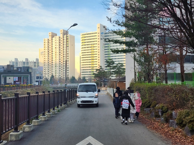 지난 8일 오전 8시 20분쯤 찾은 대구 북구 태암초등학교 후문. 이곳 일대는 어린이 보호구역(스쿨존)으로 지정되어 있지만 인도가 없다. 이 탓에 서 양을 비롯한 학생들은 차량이 오면 폭이 5m에 불과한 도로 양쪽에 몸을 밀착시키면서 등교했다. 임재환 기자