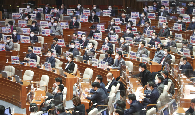 국민의힘 의원들이 11일 오전 서울 여의도 국회에서 열린 본회의에서 이상민 행정안전부 장관 해임 건의안 처리에 항의하는 피켓을 들고 있다. 연합뉴스