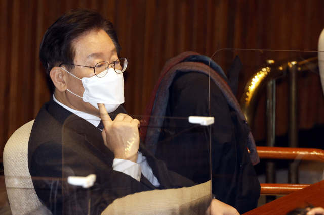 더불어민주당 이재명 대표가 11일 서울 여의도 국회에서 이상민 행정안전부 장관 해임건의안 처리를 위해 열린 본회의에 참석해 있다. 연합뉴스