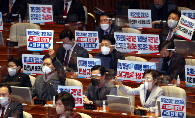 국민의힘 의원들이 11일 오전 서울 여의도 국회에서 열린 본회의에서 이상민 행정안전부 장관 해임건의안 처리를 위한 본회의 개의에 반대하며 피켓을 들고 항의하고 있다. 연합뉴스