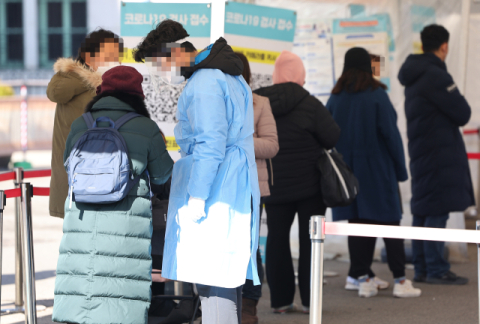지난 11일 오후 서울역 광장에 마련된 코로나19 선별검사소를 찾은 시민들이 검사를 기다리고 있다. 연합뉴스