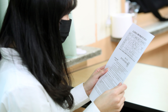 2023학년도 대학수학능력시험 성적표가 배부된 9일 오전 광주광역시 남구 동아여자고등학교에서 3학년 학생이 자신의 수능 성적을 확인하고 있다. 연합뉴스