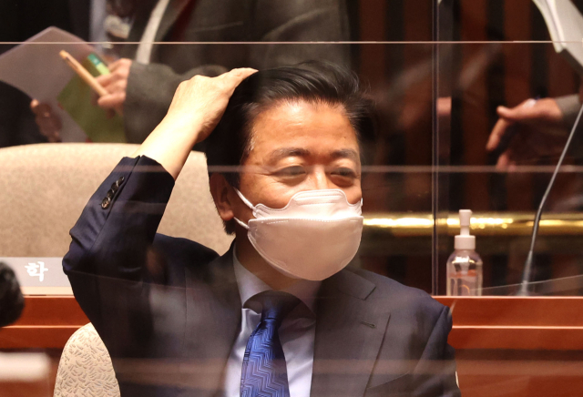 더불어민주당 노웅래 의원이 22일 국회에서 열린 의원총회에 참석해 자리에 앉아 있다. 연합뉴스