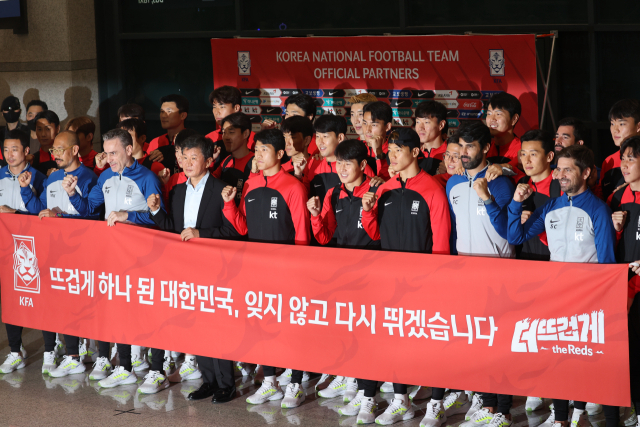 12년 만의 월드컵 16강 진출을 이룬 한국 축구대표팀이 7일 오후 인천국제공항을 통해 귀국, 기념 촬영하고 있다. 연합뉴스