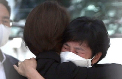 고민정 더불어민주당 국회의원이 지난해 7월 26일 경상남도 창원시 마산회원구 창원교도소에서 김경수 전 경남도지사 수감 후 김경수 전 지사 부인 김정순 씨와 포옹하고 있다. 연합뉴스
