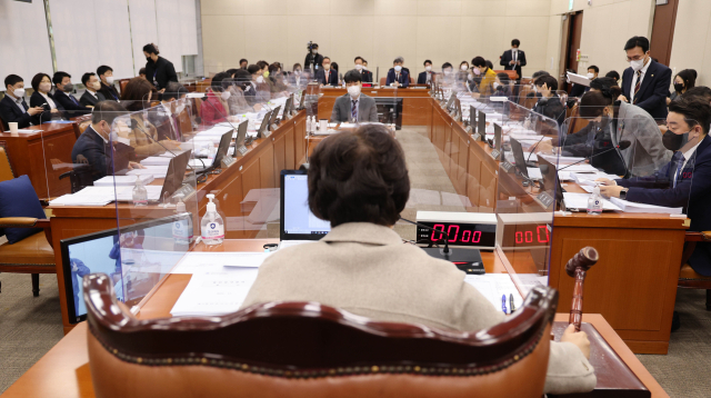 지난 9일 국회에서 열린 보건복지위원회 전체회의를 정춘숙 위원장이 주재하고 있다. 연합뉴스