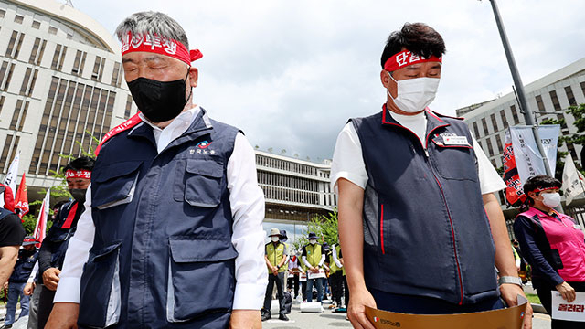 12일 한국노동조합총연맹과 전국민주노동조합총연맹은 미래노동시장연구회가 내놓은 노동 개혁 방안을 비판하는 성명서를 발표했다. 연합뉴스