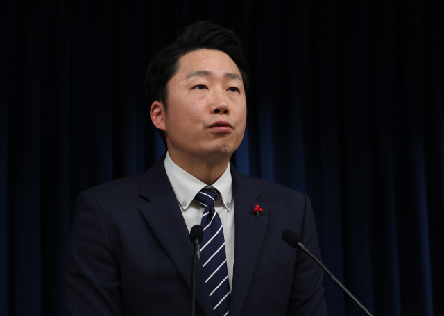 이재명 대통령실 부대변인이 12일 오후 서울 용산 대통령실 청사에서 윤석열 대통령의 국무총리 주례회동 발언, 이상민 행정안전부 장관에 대한 국회의 해임건의에 대한 대통령실 입장 등에 대해 브리핑하고 있다. 연합뉴스