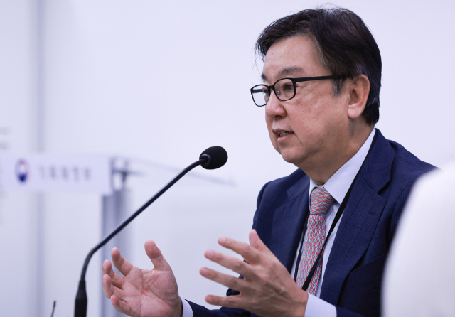 조동철 한국개발연구원(KDI) 신임 원장이 12일 정부세종청사 기획재정부 브리핑실에서 열린 기자간담회에 참석해 취재진 질문에 답하고 있다. 연합뉴스