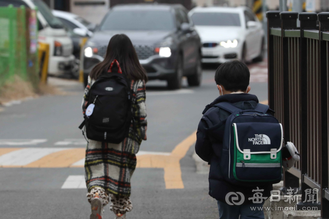 지난 12일 오후 대구 북구 태암초등학교 후문 스쿨존. 인도가 없는 탓에 학생들은 마주오는 차량을 피하며 위험한 하교를 하고 있다. 정운철 기자 woon@imaeil.com