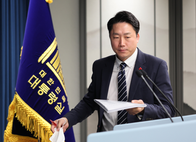 대통령실 이재명 부대변인이 12일 오후 서울 용산 대통령실 청사에서 윤석열 대통령의 국무총리 주례회동 등에 대한 대통령실 입장에 대해 브리핑을 하기 위해 브리핑룸으로 들어서고 있다. 연합뉴스