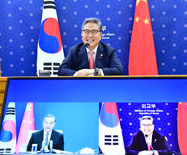 박진 외교부 장관이 12일 서울 종로구 도렴동 외교부 청사에서 왕이(王毅) 중국 국무위원 겸 외교부장과 화상으로 한중 외교장관 회담을 하고 있다. 연합뉴스