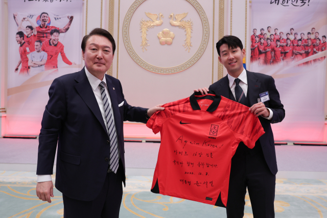 윤석열 대통령이 8일 청와대 영빈관에서 열린 축구 국가대표팀 환영 만찬에서 손흥민 선수에게 