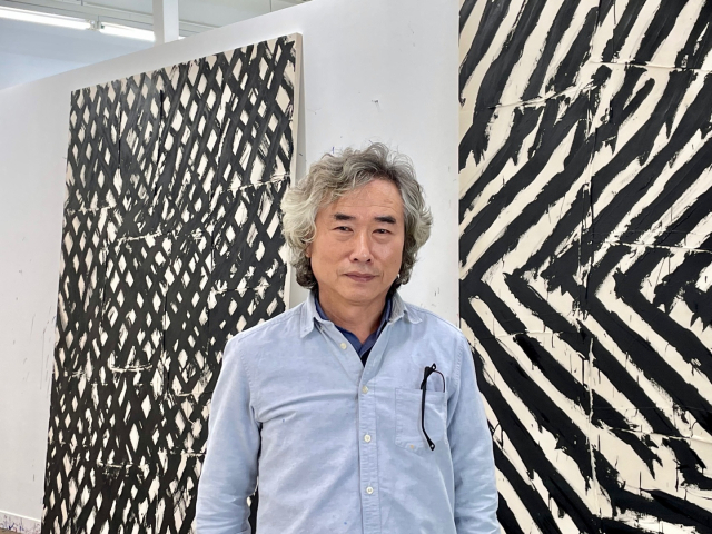 남춘모 작가가 대구 가창에 위치한 작업실에서 자신의 작품들을 소개하고 있다. 이연정 기자