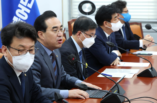 더불어민주당 박홍근 원내대표가 13일 국회에서 열린 원내대책회의에서 발언하고 있다. 연합뉴스